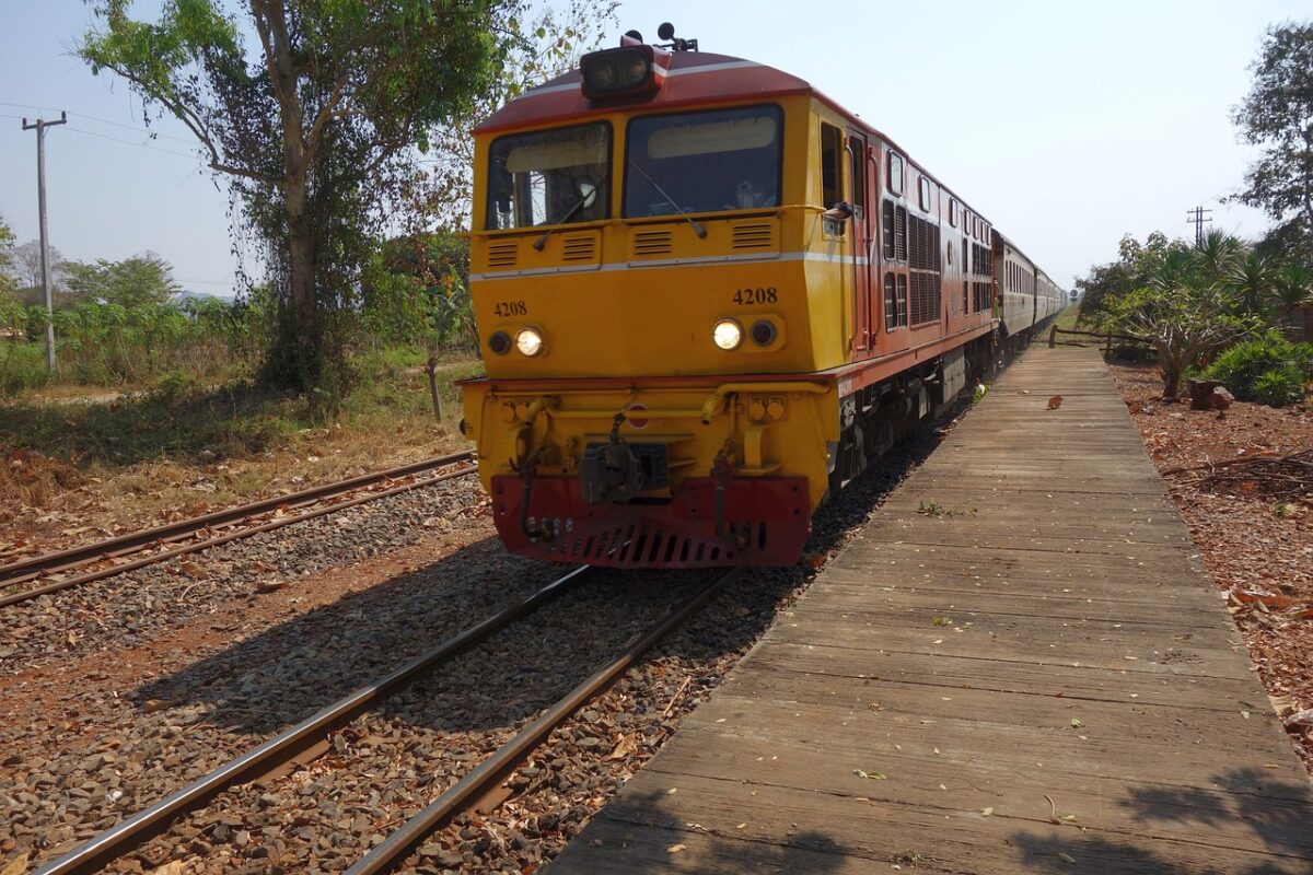 O macara a căzut peste un tren de pasageri în Thailanda. Numeroși oameni au murit