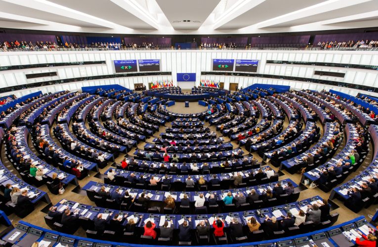 Parlamentul European a aprobat „cooperarea consolidată” pentru sprijinul financiar de 90 de miliarde de euro acordat Ucrainei