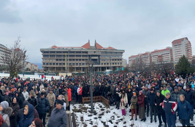 Peste 2.000 de persoane au protestat la Miercurea Ciuc față de majorarea taxelor și impozitelor