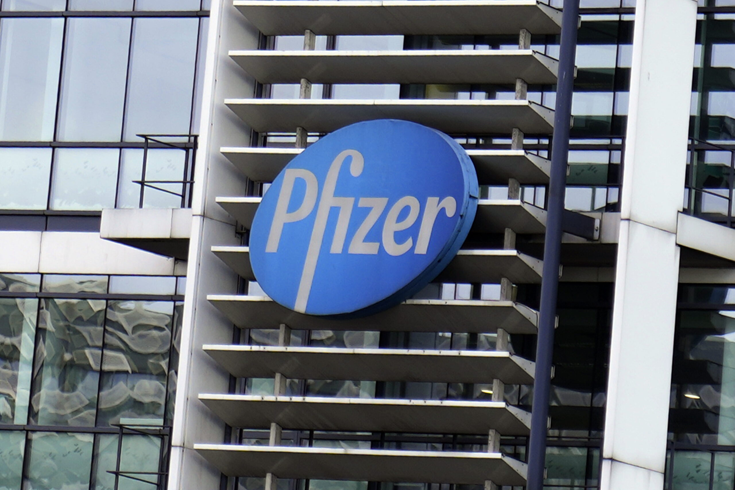 Pfizer: România și Polonia nu și-au achitat vaccinurile din pandemie, în timp ce „compania și-a îndeplinit scrupulos obligațiile” / Cîți bani vrea Pfizer de la România