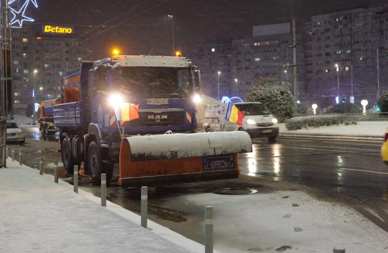 PMB: Peste 1.000 de muncitori și 300 de utilaje în acțiune pentru deszăpezire