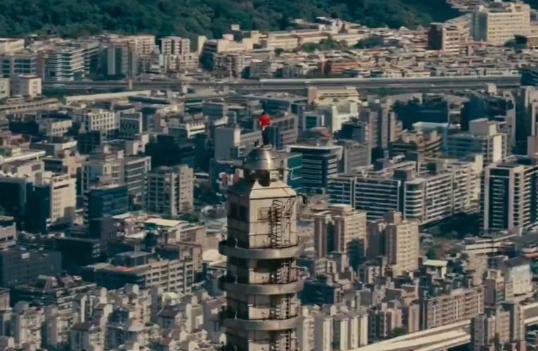 Premieră: Alpinistul american Alex Honnold, primul care ajunge în vârful zgârie-norului Taipei 101 fără frânghii sau echipament de protecție