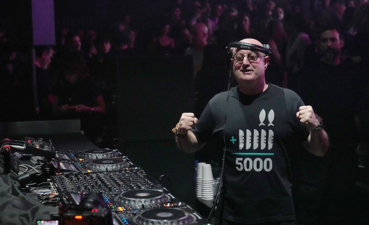 Preot ziua, DJ noaptea: Padre Guilherme încinge ringul de dans din Beirut și stârnește controverse