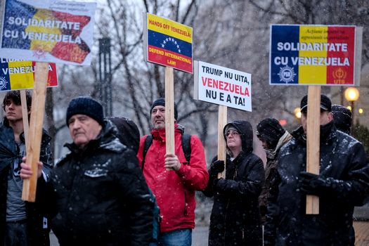 Protest de susținere a Venezuelei în Piața Universității. A participat și fiica Elenei Lasconi: „Trump, nu uita că planeta nu te vrea”