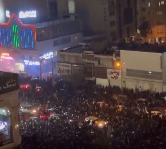 Protestele de stradă cresc în ampoare în Iran. Sunt incendiate vehicule și clădiri