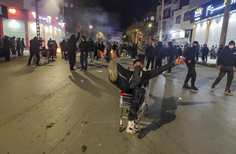 Protestele din Iran, reprimate cu brutalitate. Cel puțin 72 de persoane au fost ucise