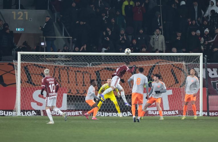 Rapid București învinge la limită pe Metaloglobus și ajunge pe primul loc în Superliga