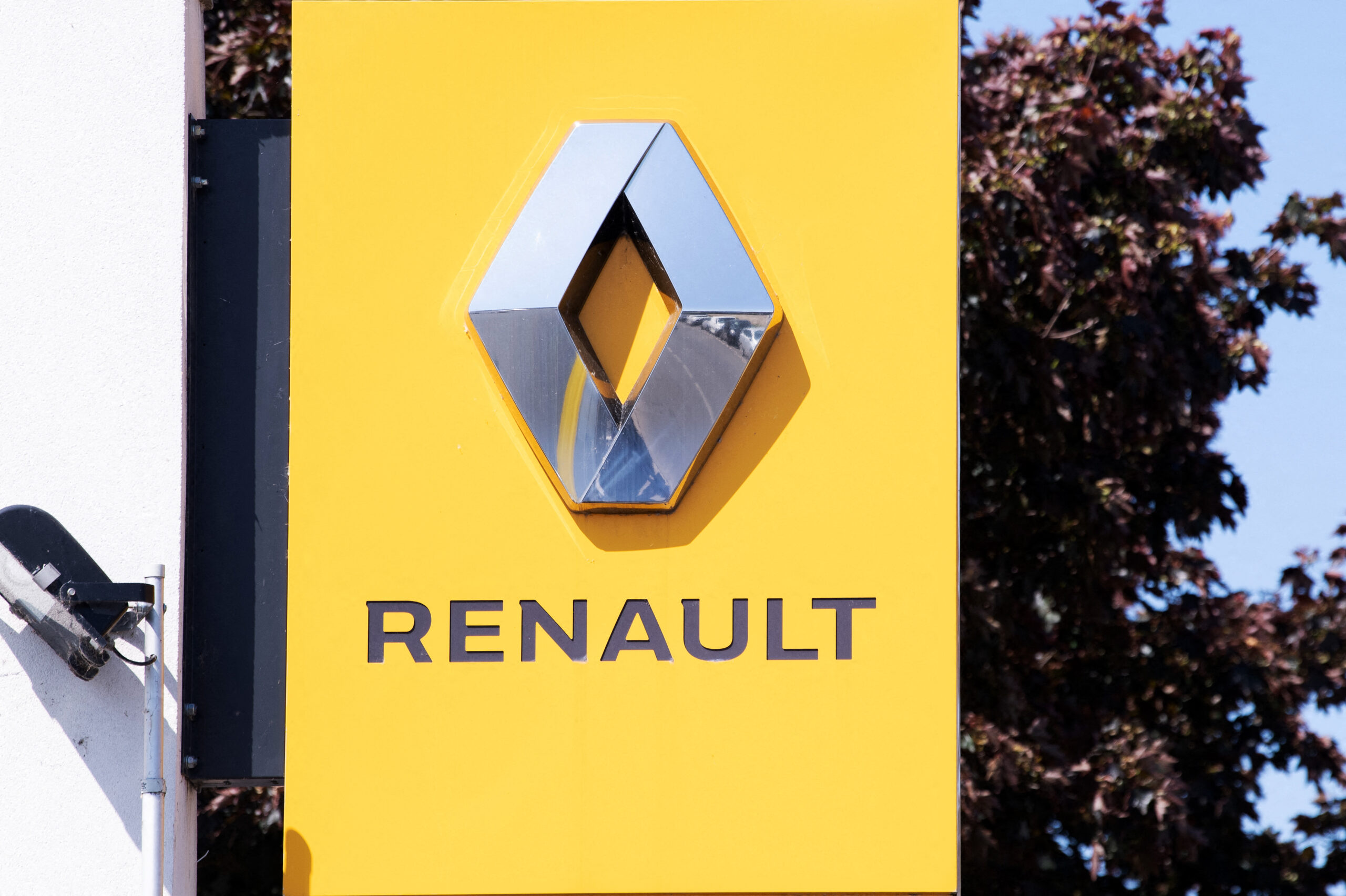 Renault se implică în dezvoltarea industriei franceze de drone