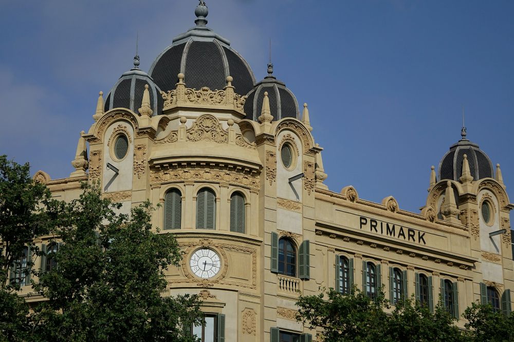 Rezultate îngrijorătoare pentru Primark: Europa continuă să tragă în jos vânzările. Retailerul britanic deschide noi unități în România în 2026