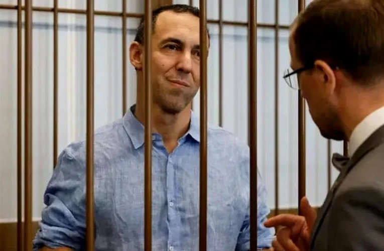 Rusia îl eliberează pe cercetătorul francez Laurent Vinatier într-un schimb de deținuți cu Franța