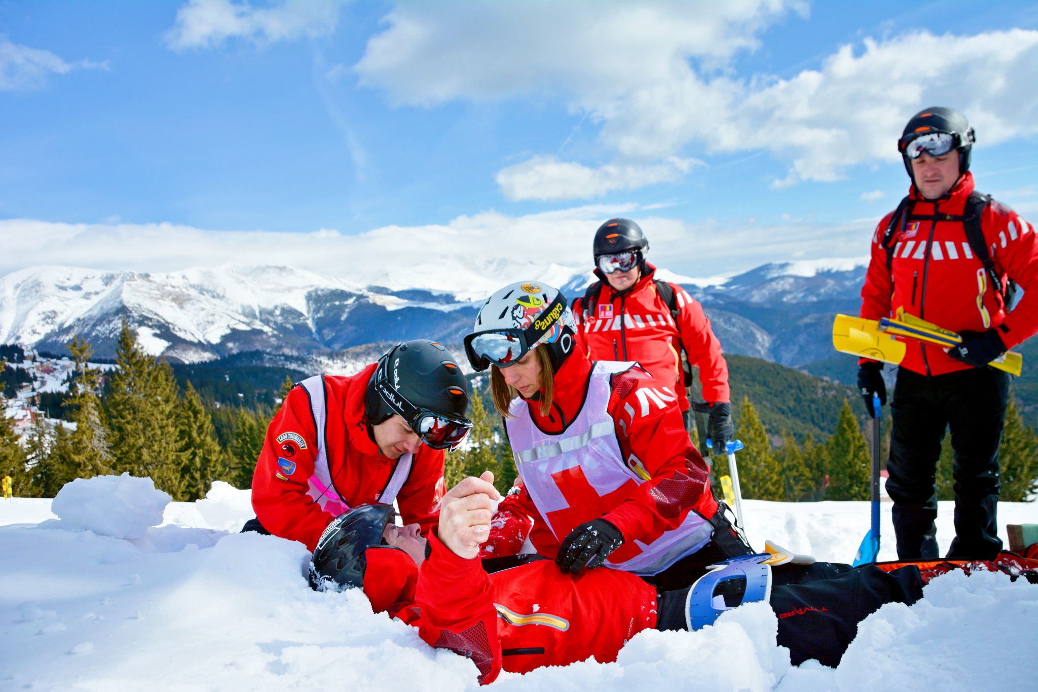 Salvamont: 52 de persoane salvate de pe munte în ultimele 24 de ore