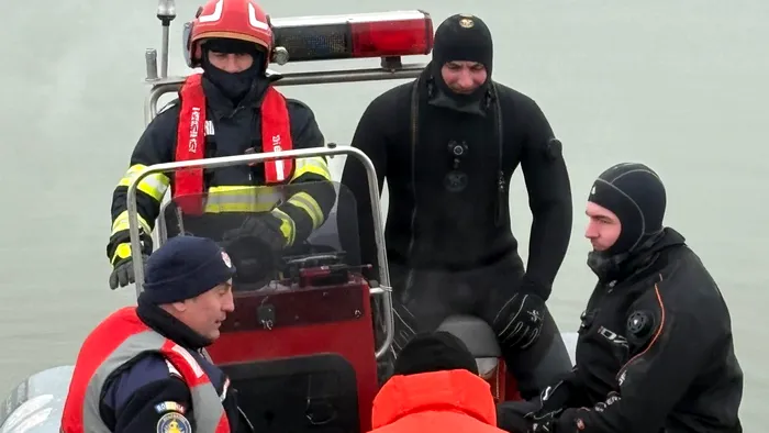 Scafandrii caută un marinar a dispărut de pe o barjă aflată pe Dunăre. Verificări și în Bulgaria