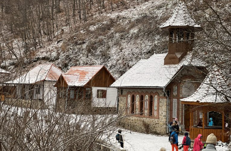 Schitul în care au slujit doi sfinți, construit după planurile arhitectului Arcului de Triumf