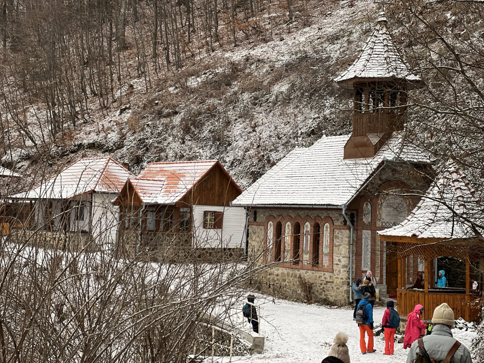 Schitul în care au slujit doi sfinți, construit după planurile arhitectului Arcului de Triumf