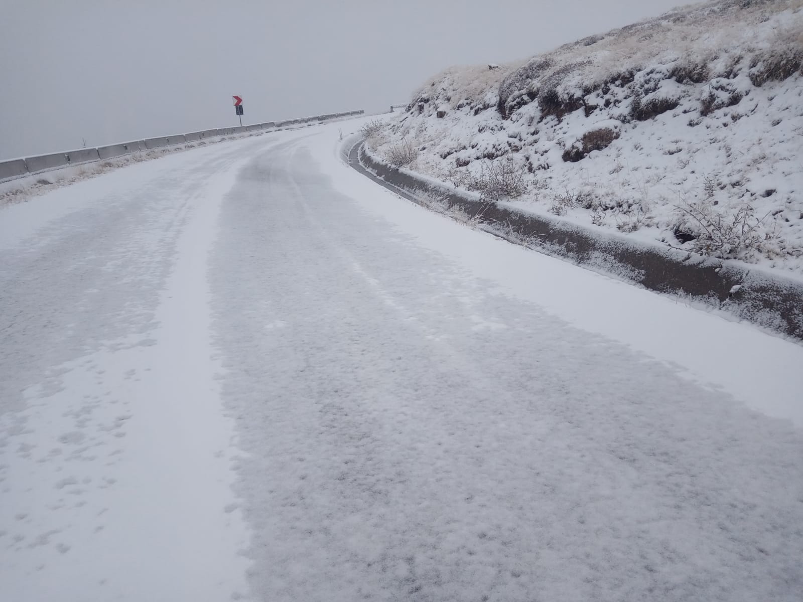 Se circulă în condiții de iarnă pe A1 și pe drumuri din mai multe județe din țară