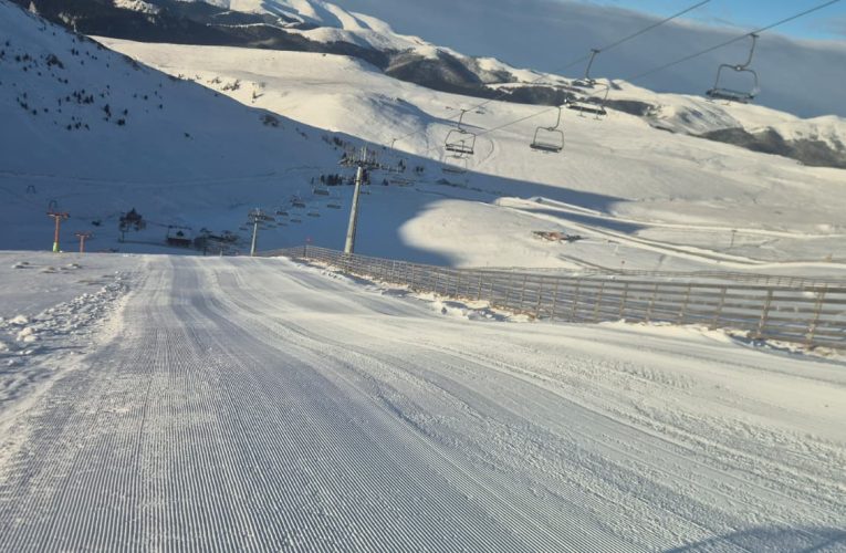 Se schiază la Sinaia, doar la Cota 2000. În Poiana Brașov, gondola este oprită