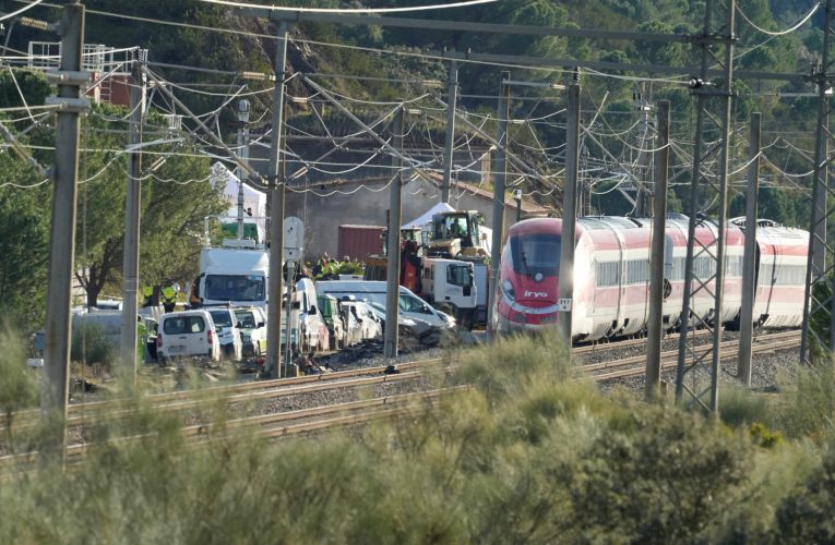 Spania începe cele trei zile de doliu național, în timp ce autoritățile continuă căutarea victimelor între fiarele celor două trenuri