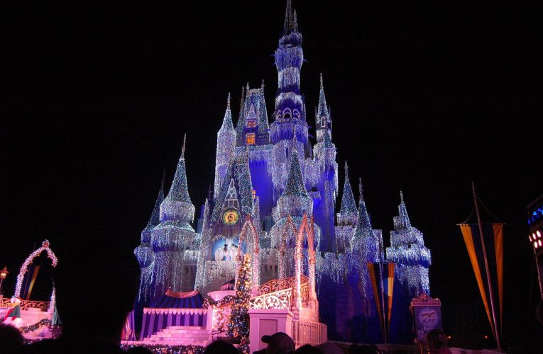 Spectacol Disney World întrerupt după ce un angajat a fost lovit de un decor de 180 de kilograme