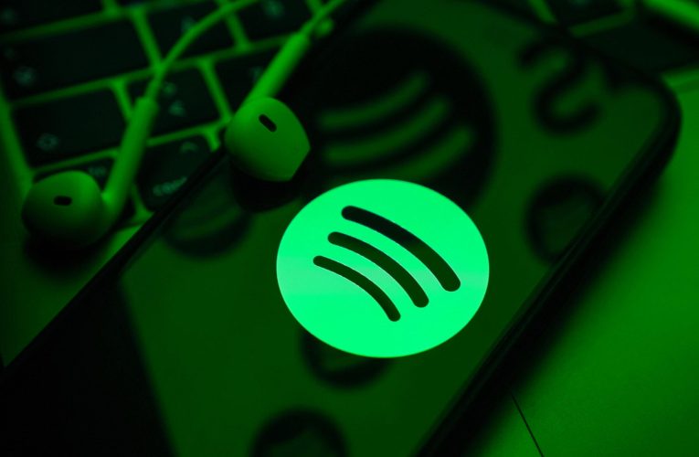 Spotify crește prețurile la abonamente după ce a anunțat că a plătit industriei muzicale o sumă record de 11 miliarde de dolari în 2025