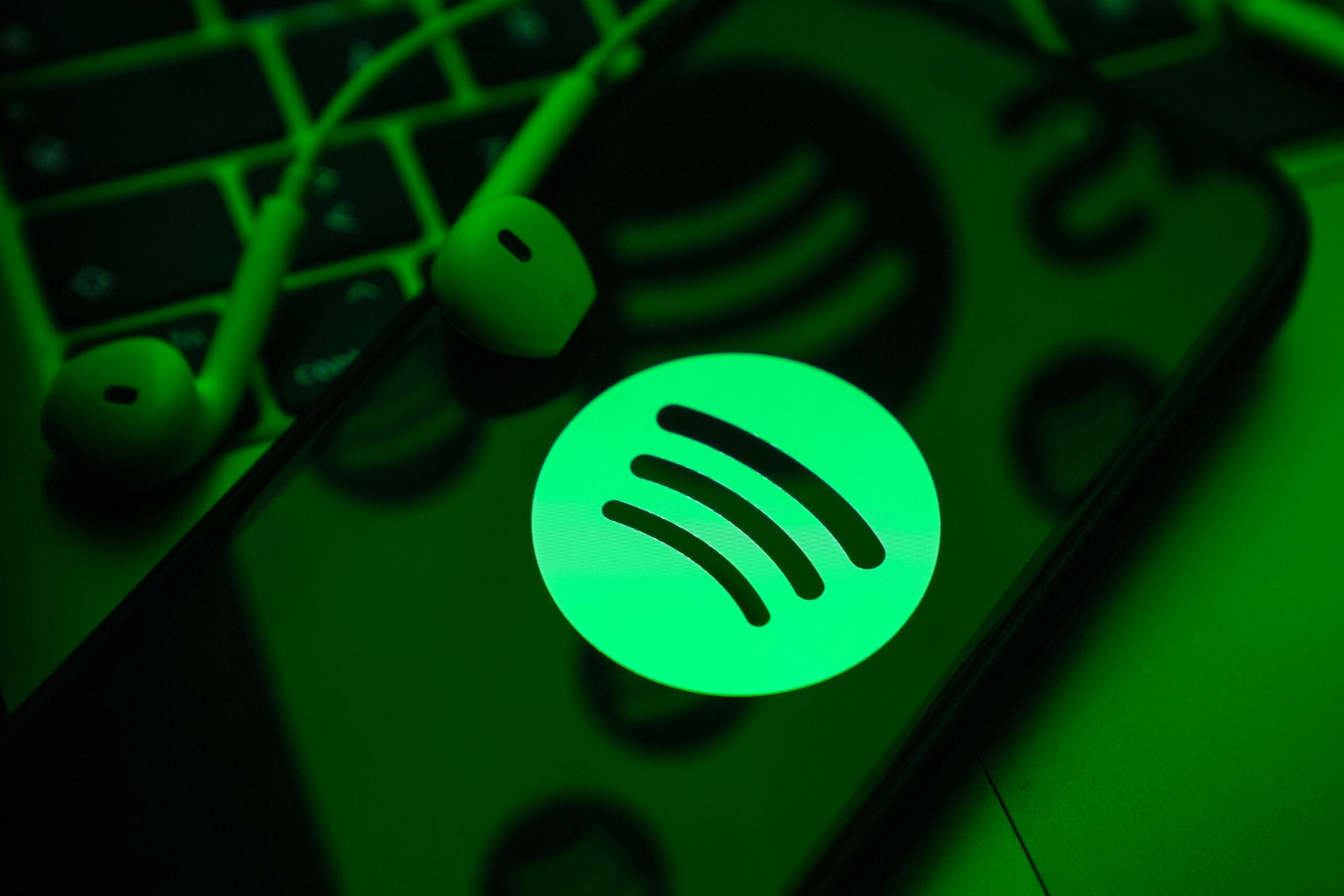Spotify crește prețurile la abonamente după ce a anunțat că a plătit industriei muzicale o sumă record de 11 miliarde de dolari în 2025