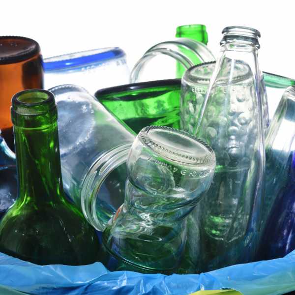 Sticlă și metal reciclat: ce obligații noi ar putea avea producătorii de ambalaje