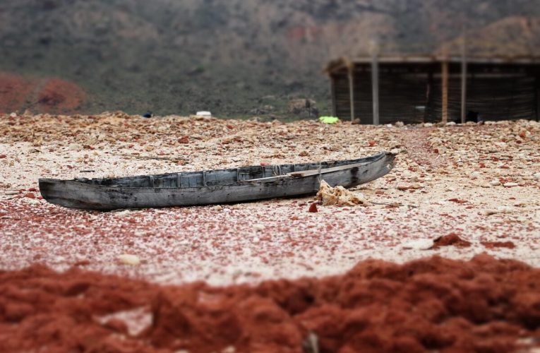 Sute de turiști, blocați pe o insulă exotică din cauza tensiunilor politice