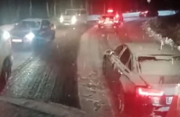 Trafic blocat din cauza ninsorilor pe DN 67C, între Novaci și Rânca. Utilajele de deszăpezire intervin cu dificultate
