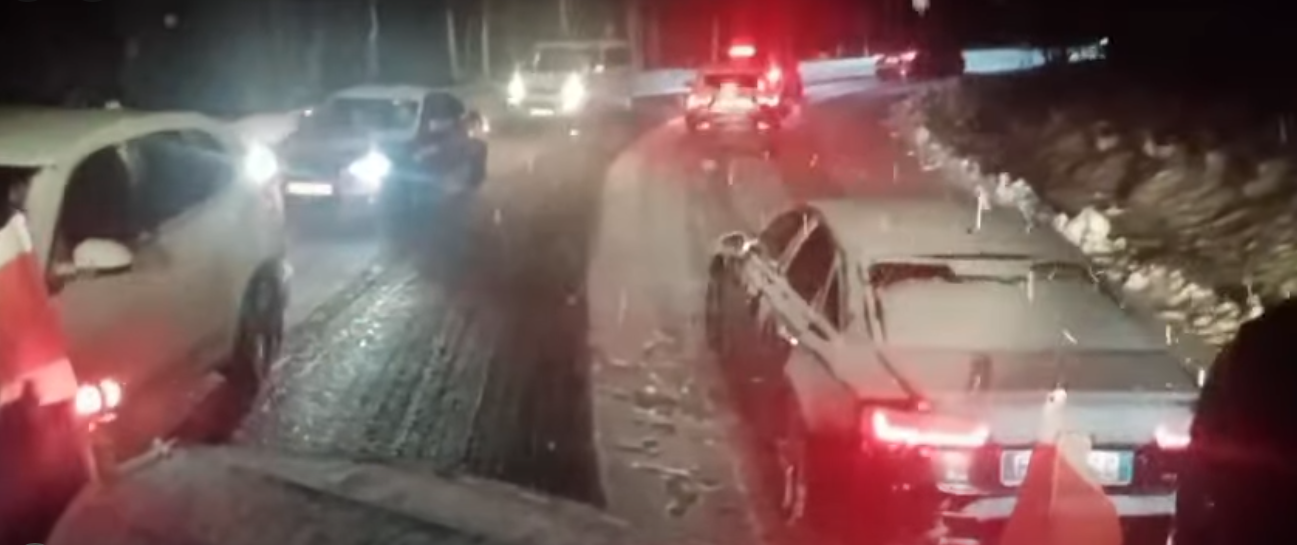 Trafic blocat din cauza ninsorilor pe DN 67C, între Novaci și Rânca. Utilajele de deszăpezire intervin cu dificultate