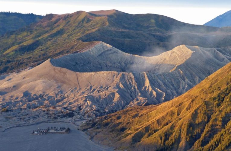 Un avion a dispărut într-o regiune muntoasă din estul Indoneziei