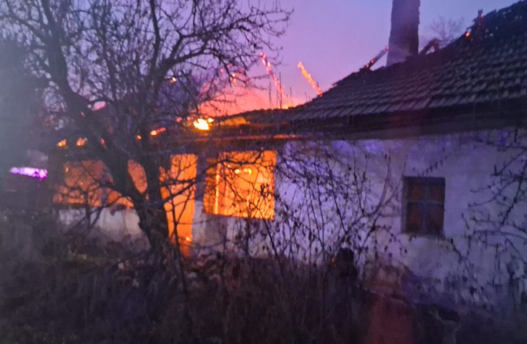 Un bărbat a murit într-un incendiu care i-a cuprins casa, provocat de jarul căzut din sobă
