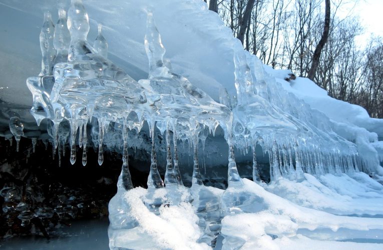Un bărbat din Mureș a căzut sub gheața râului după ce a încercat să-și salveze câinele. A avut nevoie de resuscitare