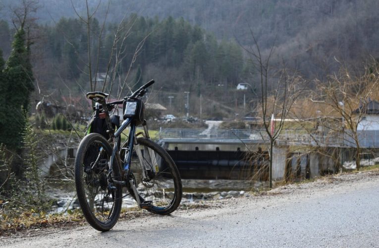 Un ciclist, dublu campion la Turul Franței, s-a accidentat la un antrenament în timp ce era urmărit de un spectator