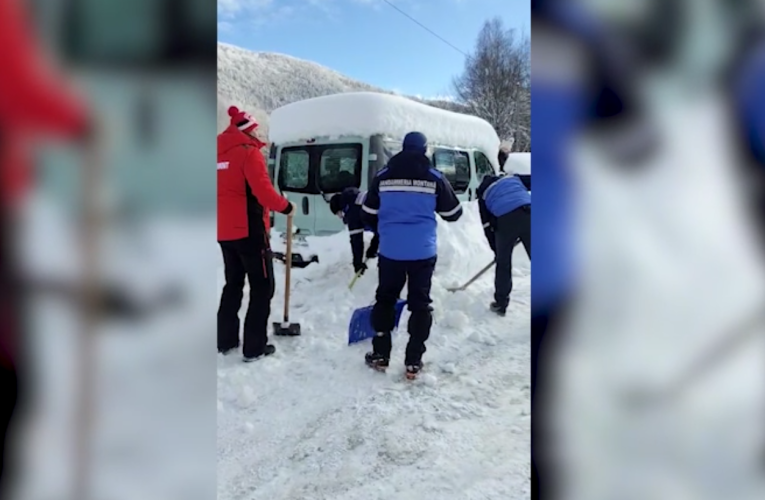 Un grup de opt persoane, între care o mamă și un copil, blocați într-o zonă izolată din Hunedoara