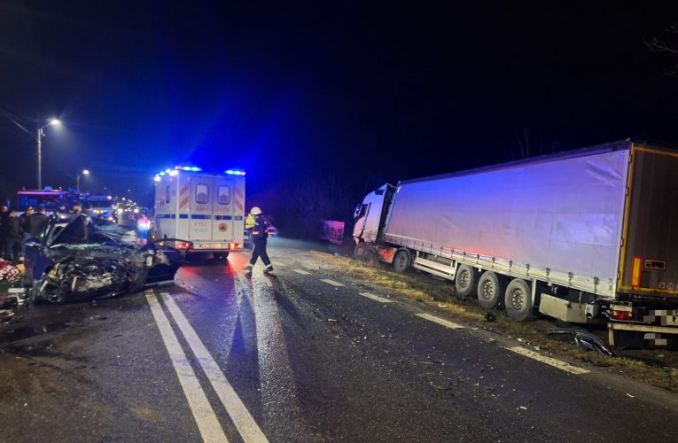 Un tânăr de 19 ani a murit într-un accident pe DN 7, la Călimănești. Patru pasageri, răniți