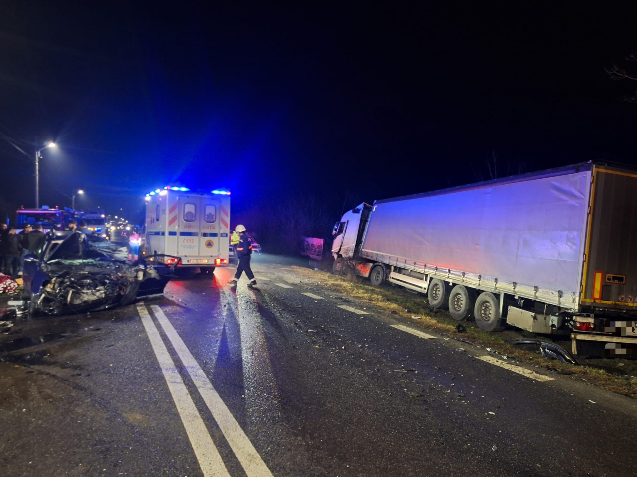 Un tânăr de 19 ani a murit într-un accident pe DN 7, la Călimănești. Patru pasageri, răniți