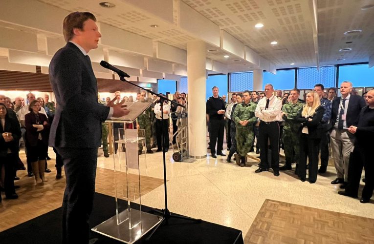 Val de ironii în Olanda, după ce ministrul Apărării a anunțat că trimite în Groenlanda un singur om / Acesta va avea lenjerie intimă termică