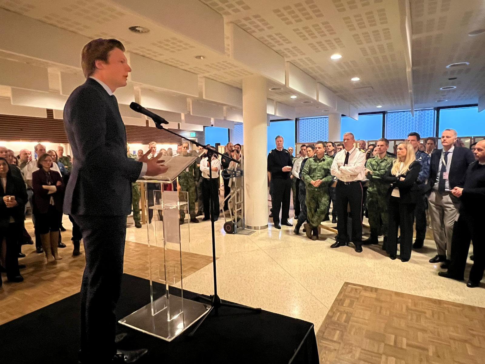 Val de ironii în Olanda, după ce ministrul Apărării a anunțat că trimite în Groenlanda un singur om / Acesta va avea lenjerie intimă termică