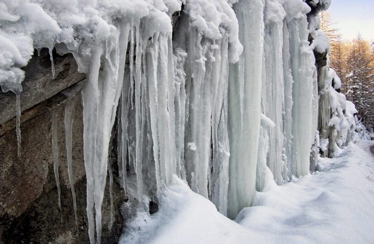 Vești proaste. Meteorologii anunță că perioada cu vreme foarte rece se prelungește, în unele zone ar putea ninge