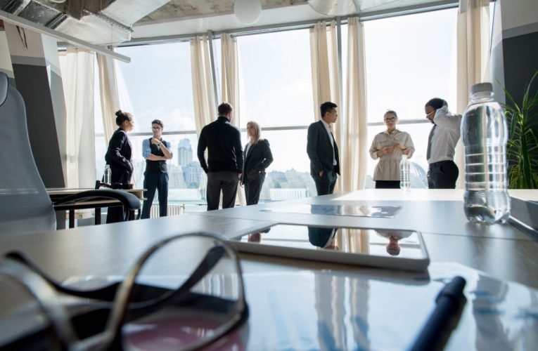 Weekenduri libere condiționate de nivelul studiilor? Un candidat din China umilit pentru că are „doar licență”