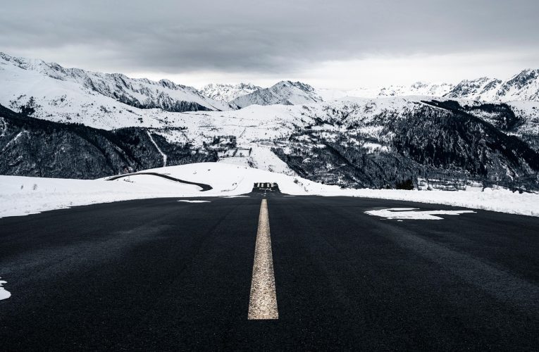 Zăpada și gheața blochează zboruri și aglomerează autostrăzi în multe țări ale Europei