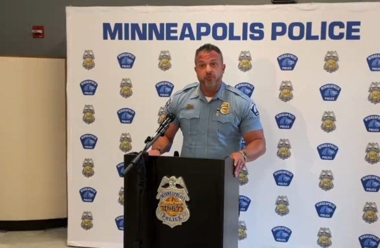Zeci de arestări la Minneapolis în timpul protestelor provocate de uciderea unei femei de un agent de imigrări