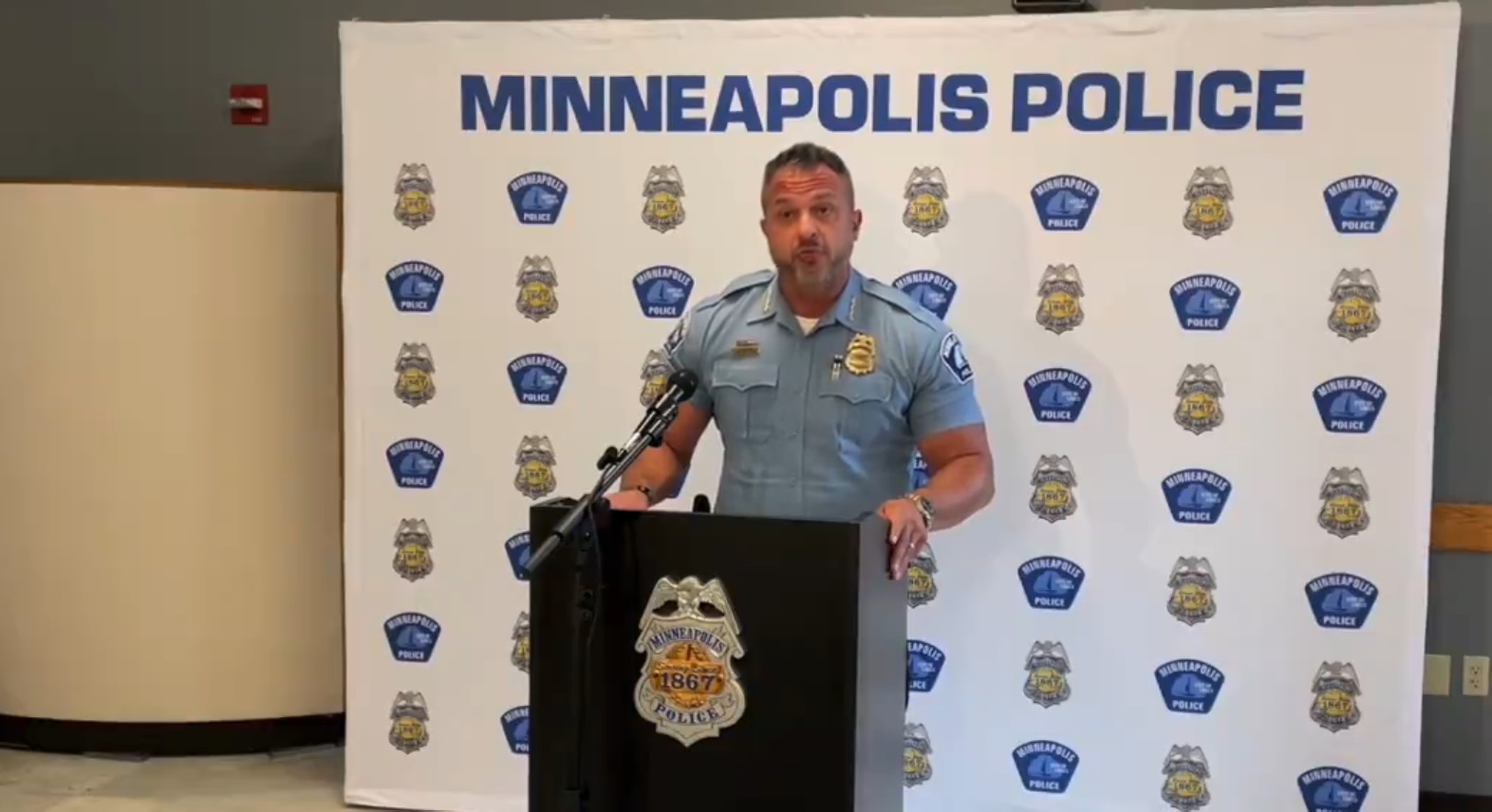 Zeci de arestări la Minneapolis în timpul protestelor provocate de uciderea unei femei de un agent de imigrări