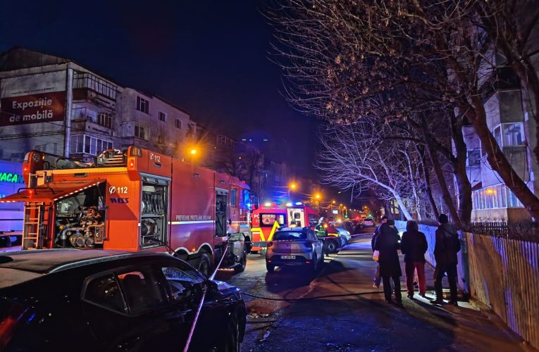 Zeci de oameni evacuați în noaptea de Revelion dintr-un bloc din Alexandria, din cauza unui incendiu