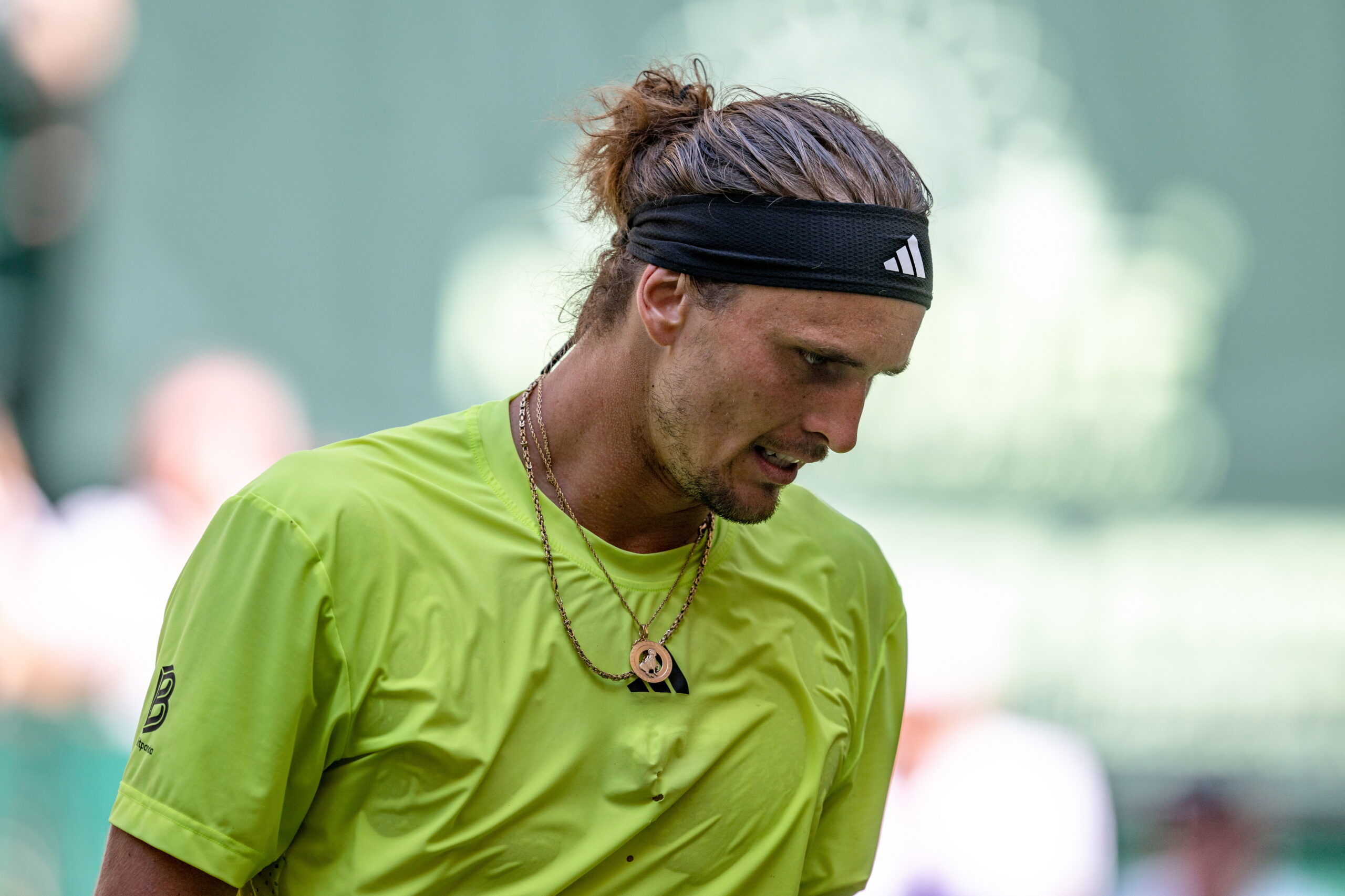 Zverev, al treilea favorit, începe turneul cu emoții, dar avansează în turul 2 la Australian Open