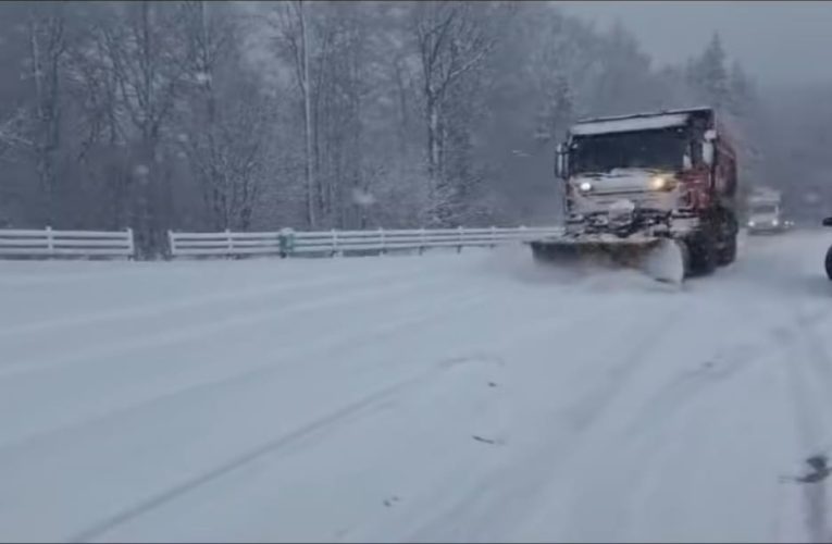 A nins abundent în zona montană din Suceava. Cod galben de vânt în Moldova, miercuri