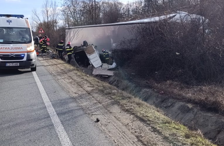 Accident cumplit între un camion și un microbuz de marfă pe DN 6, în Caraș-Severin: trei morți