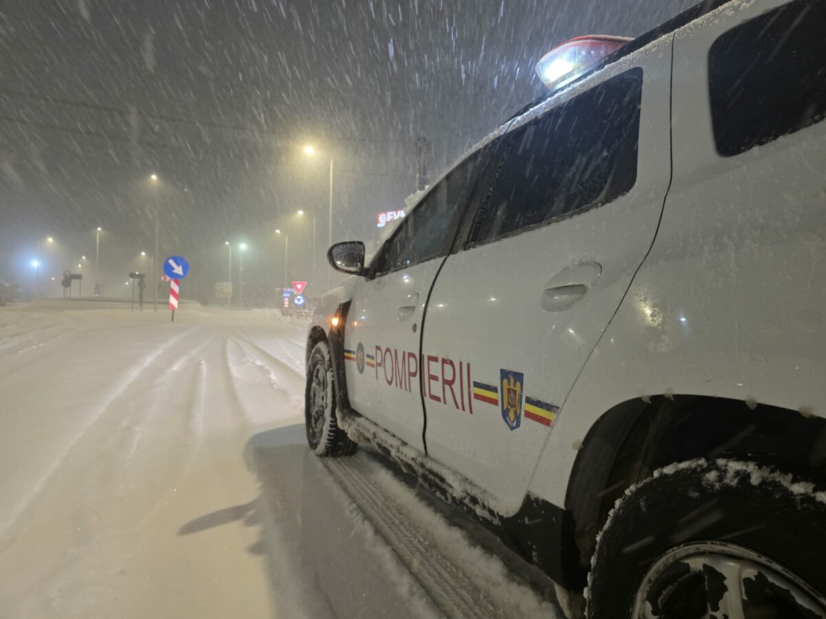 Accident în mijlocul viscolului. Un microbuz a lovit un tren în județul Galați