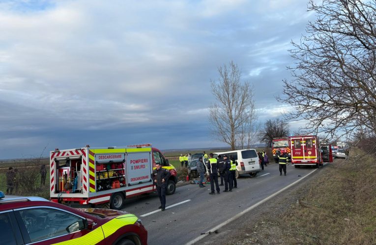 Accident între două mașini pe DN 2G, în județul Bacău. Circulația este oprită