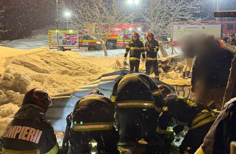 Acoperișul unui saivan s-a prăbușit în Prahova din cauza zăpezii depuse. 30 de animale au murit
