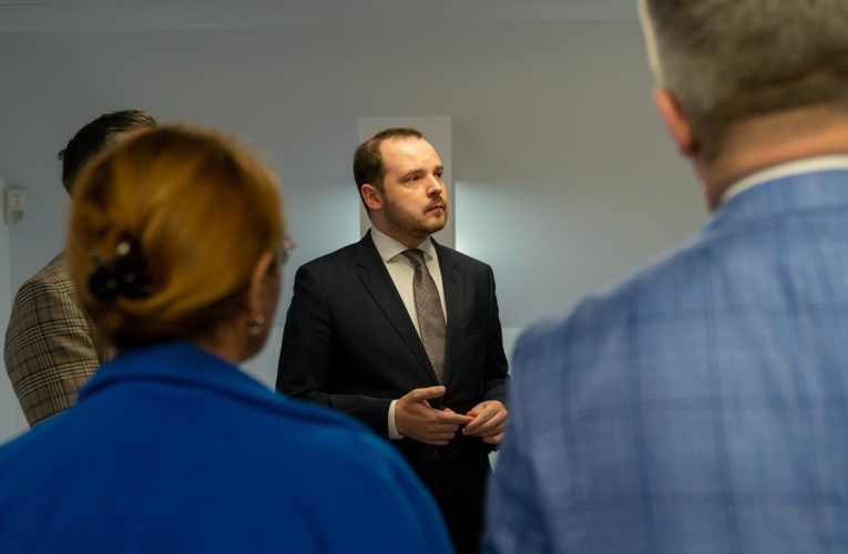 Alexandru Rogobete asigură că nu va tăia salariile din sănătate cu 10%